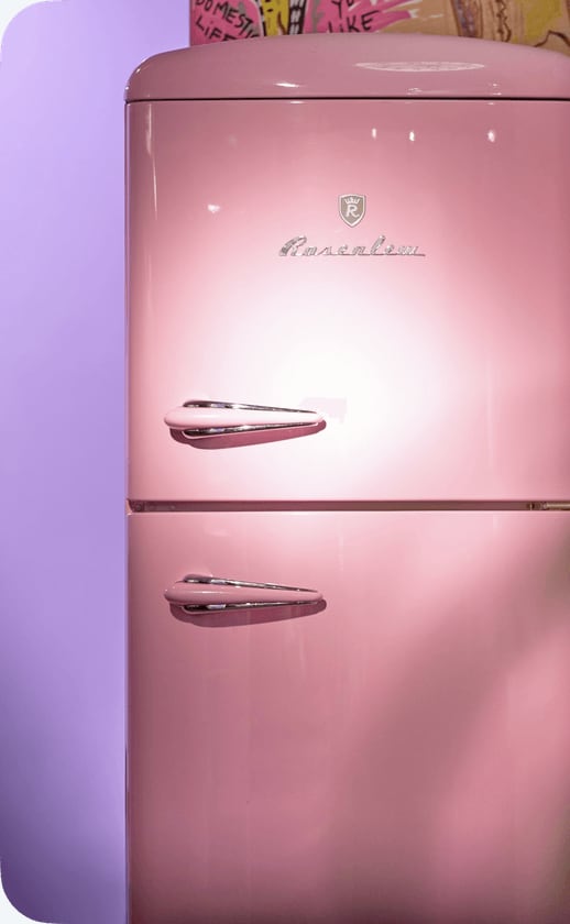 Rosa retro-kjøleskap som kan flyttes med Flytto
